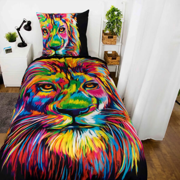 Bureau Artistique Satin Bettwäsche – Löwe Gesamtaufnahme auf Bett