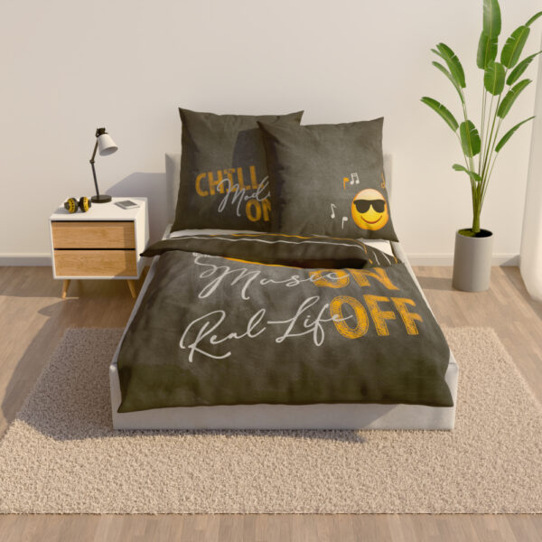 Die Bettwäsche aufgezogen auf dem Bett