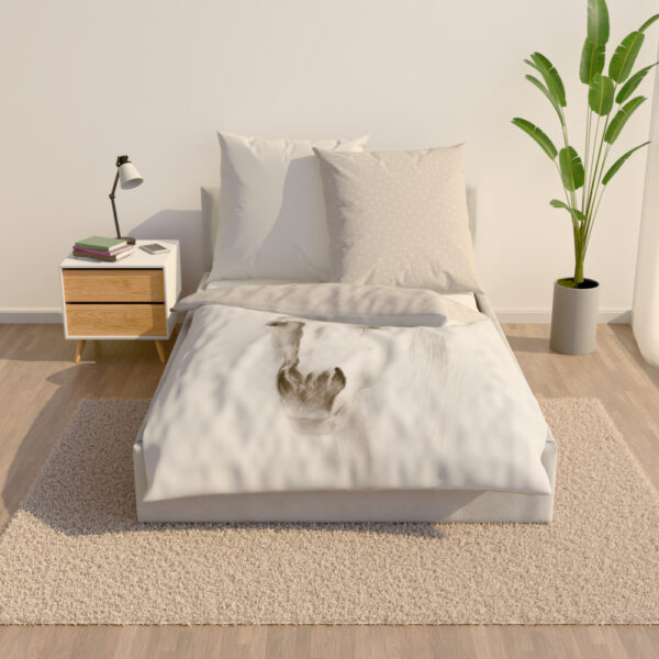 Die Bettwäsche aufgezogen auf dem Bett