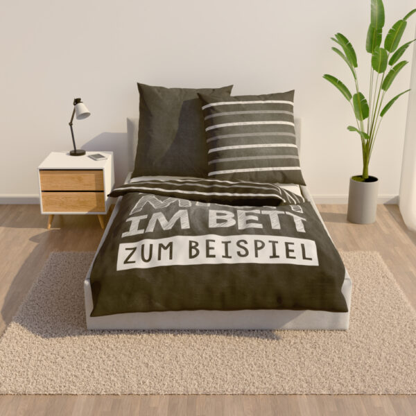 Die Bettwäsche aufgezogen auf dem Bett