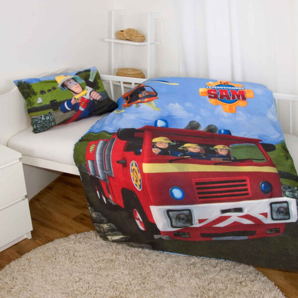 babybest® Feuerwehrmann Sam Kleinkindbettwäsche-Set ‘Classic’ Gesamtaufnahme auf Bett