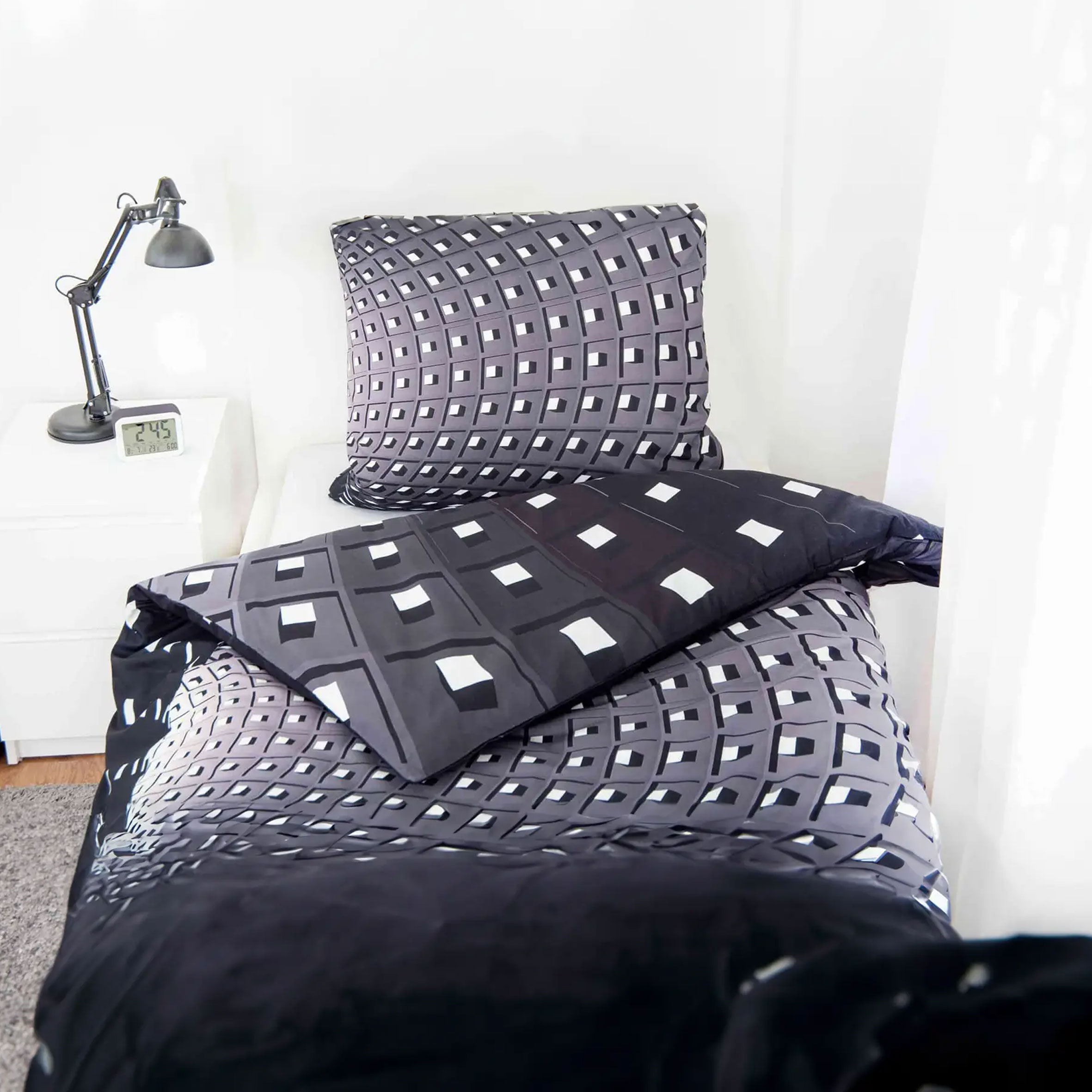 Young Collection Bettwäsche – Tunnel 3D Effekt Schwarz Gesamtaufnahme im Bett