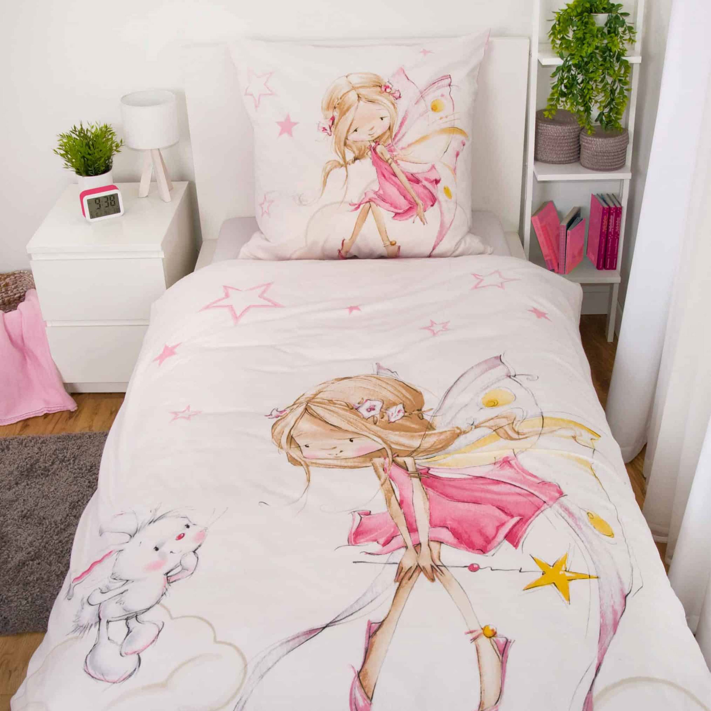 Young Collection Winterbettwäsche – Little Fairy Fee rosa Gesamtaufnahme auf Bett