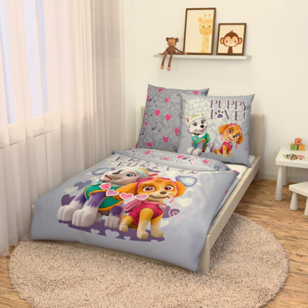 Die Bettwäsche aufgezogen auf dem Bett