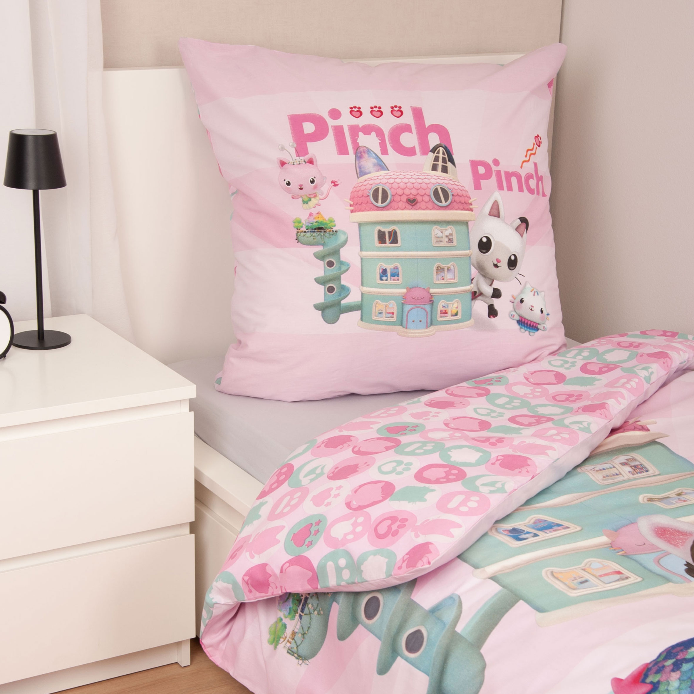 Gabby´s Dollhouse Bettwäsche – Pink Dreams Aufnahme Kissen im Schlafzimmer
