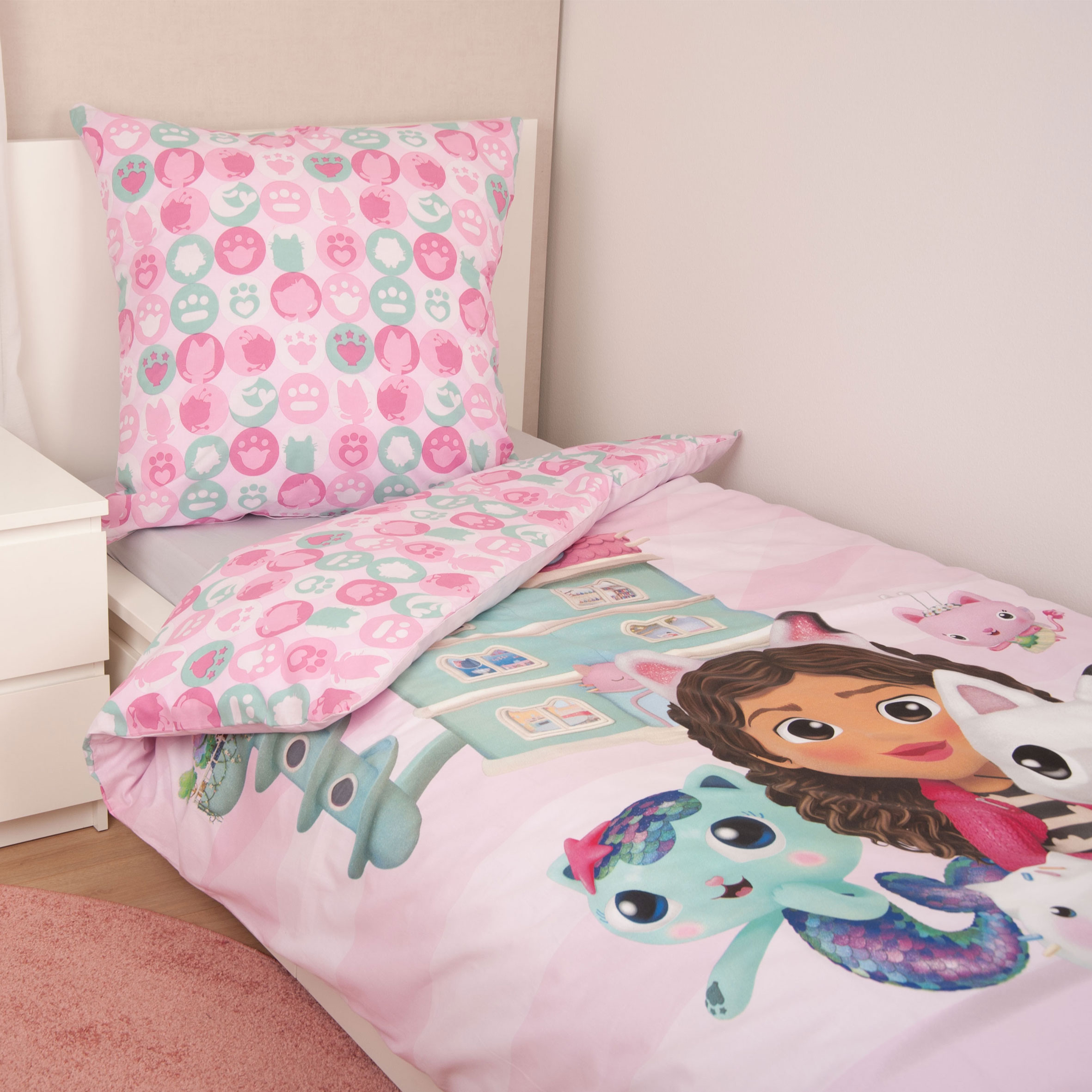 Gabby´s Dollhouse Bettwäsche – Pink Dreams Gesamtaufnhame im Bett