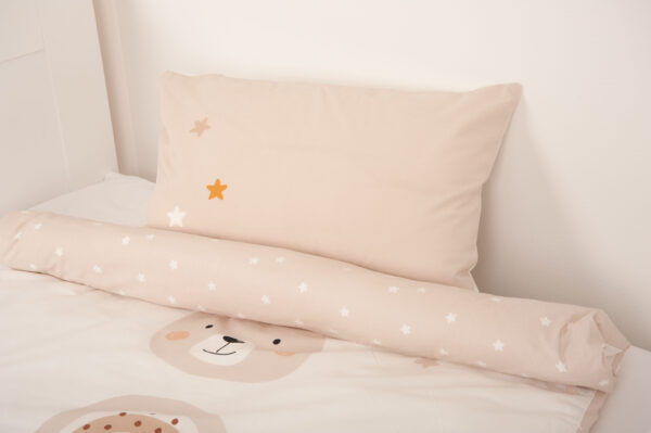 babybest Bettwäsche Little friends mit aufgerollter Bettdecke auf weißem Bett
