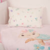 Ausschnitt von weiß-rosaner babybest Schildkrötenbettwäsche auf weißem Bett
