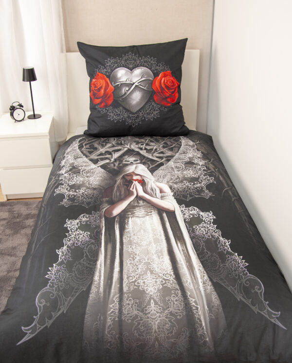 Anne Stokes Bettwäsche Engel auf weißem Bett mit Kissenvorderseite