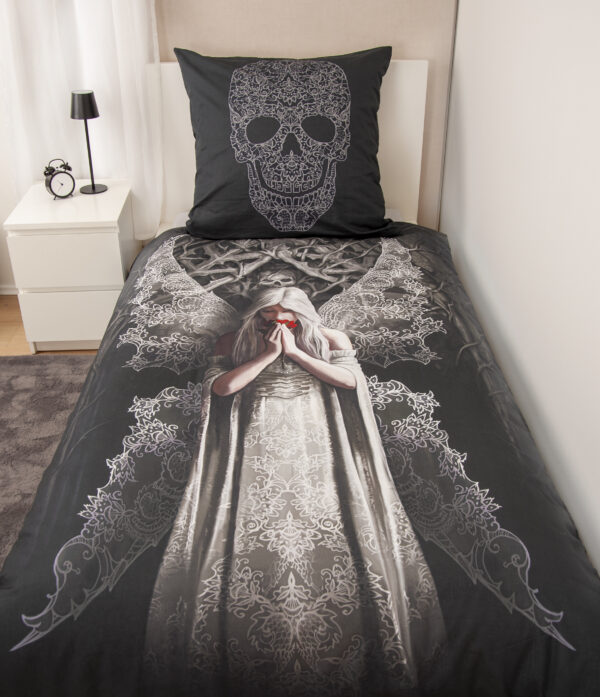 Anne Stokes Bettwäsche Engel auf weißem Bett mit Kissenrückseite