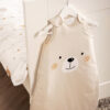 babybest Schlafsack Little bear hänge mit Bügel an weißem Bett
