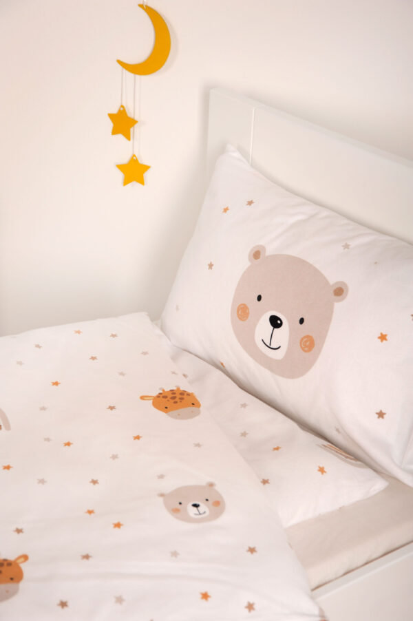 Nahaufnahme von Decke und Kissen von babybest Winterbettwäsche Little Friends auf weißem Bett