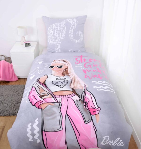 Barbie Bettwäsche Strong Girls auf weißem Bett