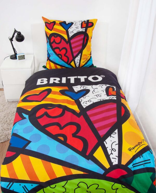Britto Bettwäsche Heart auf weißem Bett