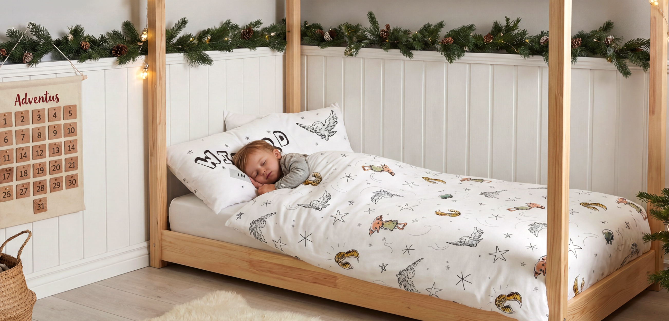 Ein Kind schläft glücklich in einer Weihnachtlichen Babybettwäsche.