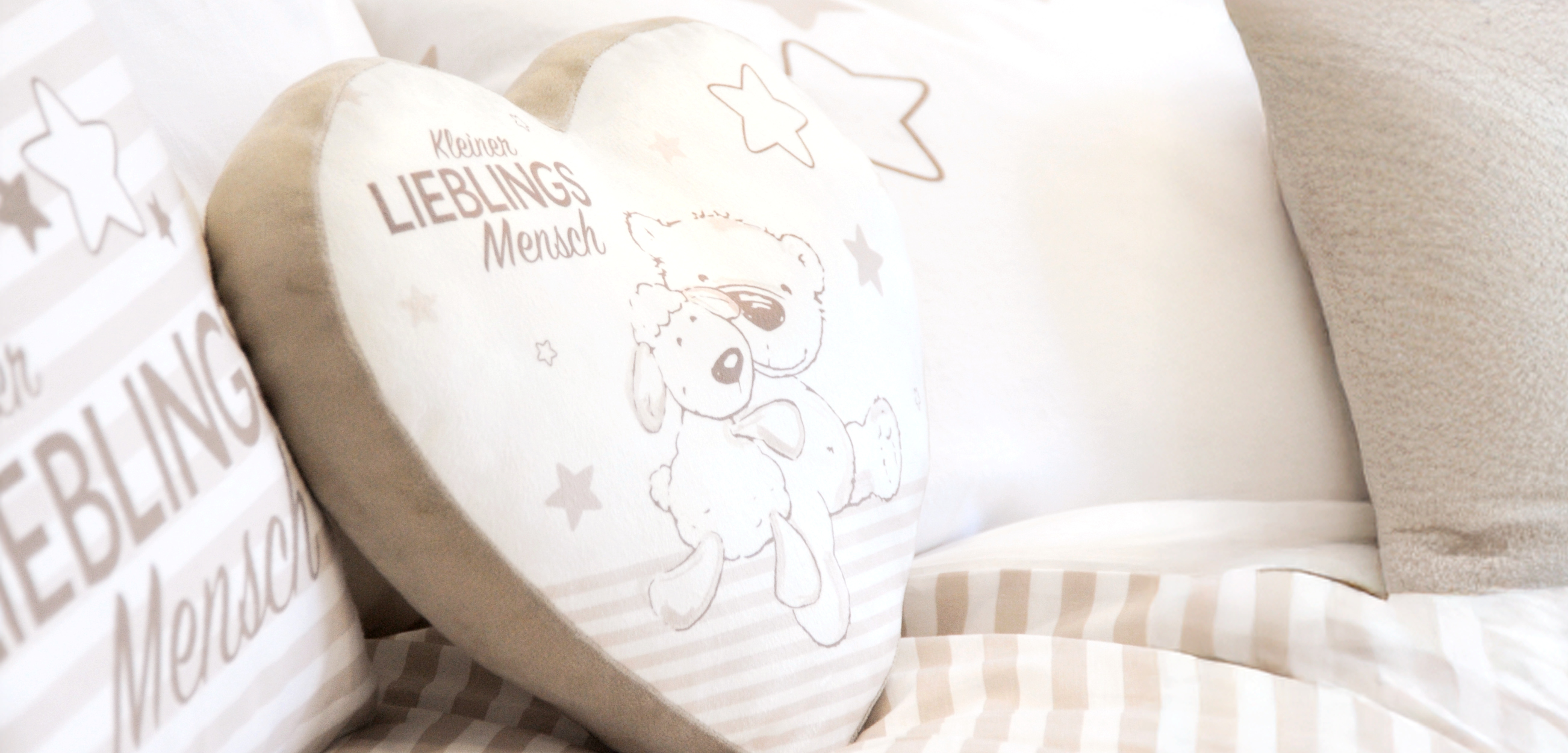 Nahaufnahme der Babykissen auf einem Bett.