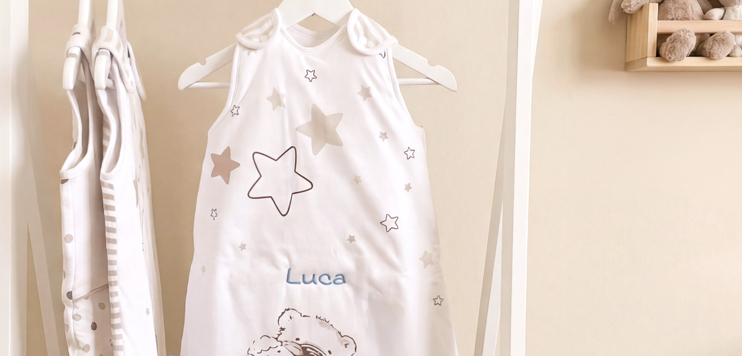 Eine Nahaufnahme eines bestickten Schlafoveralls aus unseren Baby Textilien.