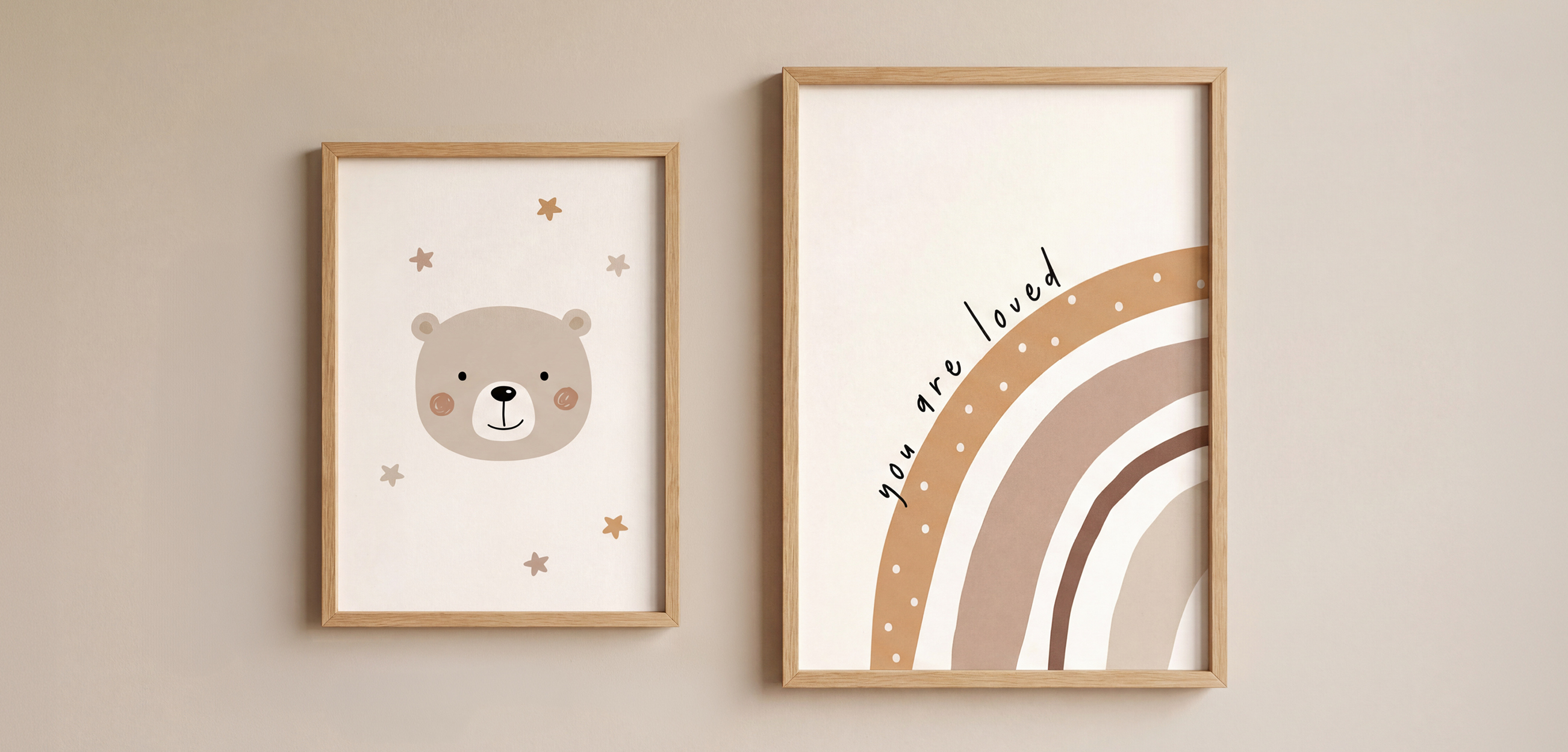 Die Babyzimmer Bilder im Größenvergleich A3 und A4 an der Wand.