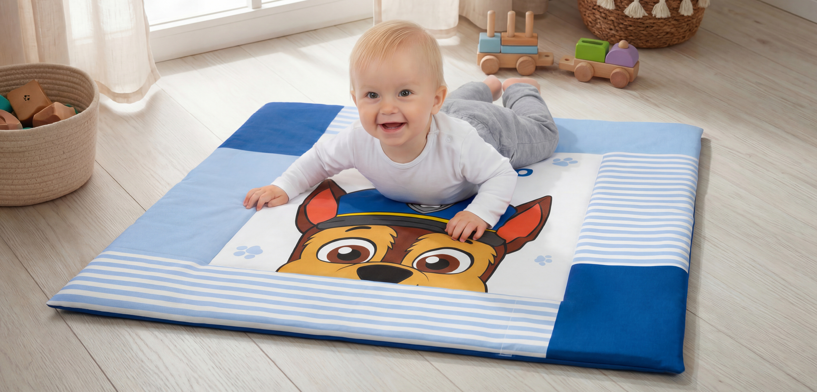 Eine Nahaufnahme eines glücklichen Kleinkind. Es krabbelt auf einer Krabbeldecke aus unseren Baby Textilien.