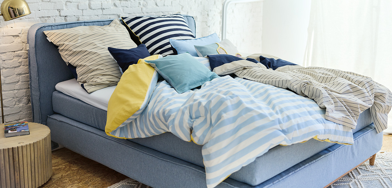 ## Bettwäsche**Gemütlich schlafen, stilvoll träumen:** Entdecke Bettwäsche in frischen Farben und modernen Designs – für ein rundum behagliches Schlafzimmer.