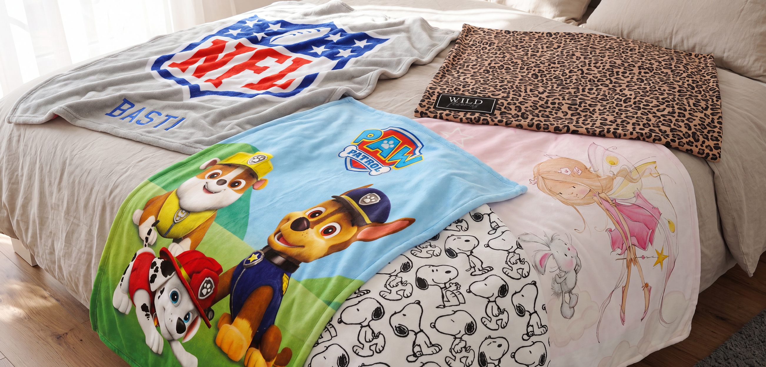 Auf dem Bild sind verschiedene Designs einer Kuscheldecke zu sehen.