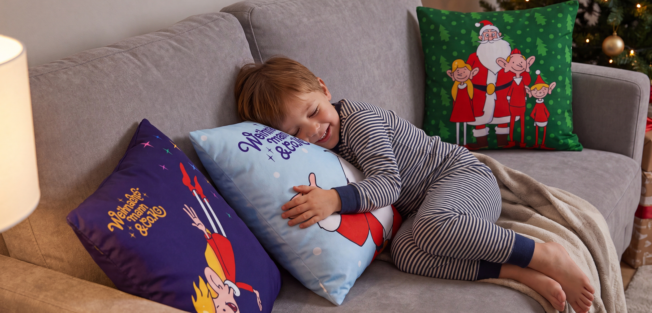 Auf dem Bild kuschelt ein Kind mit dem Dekokissen auf dem Sofa.