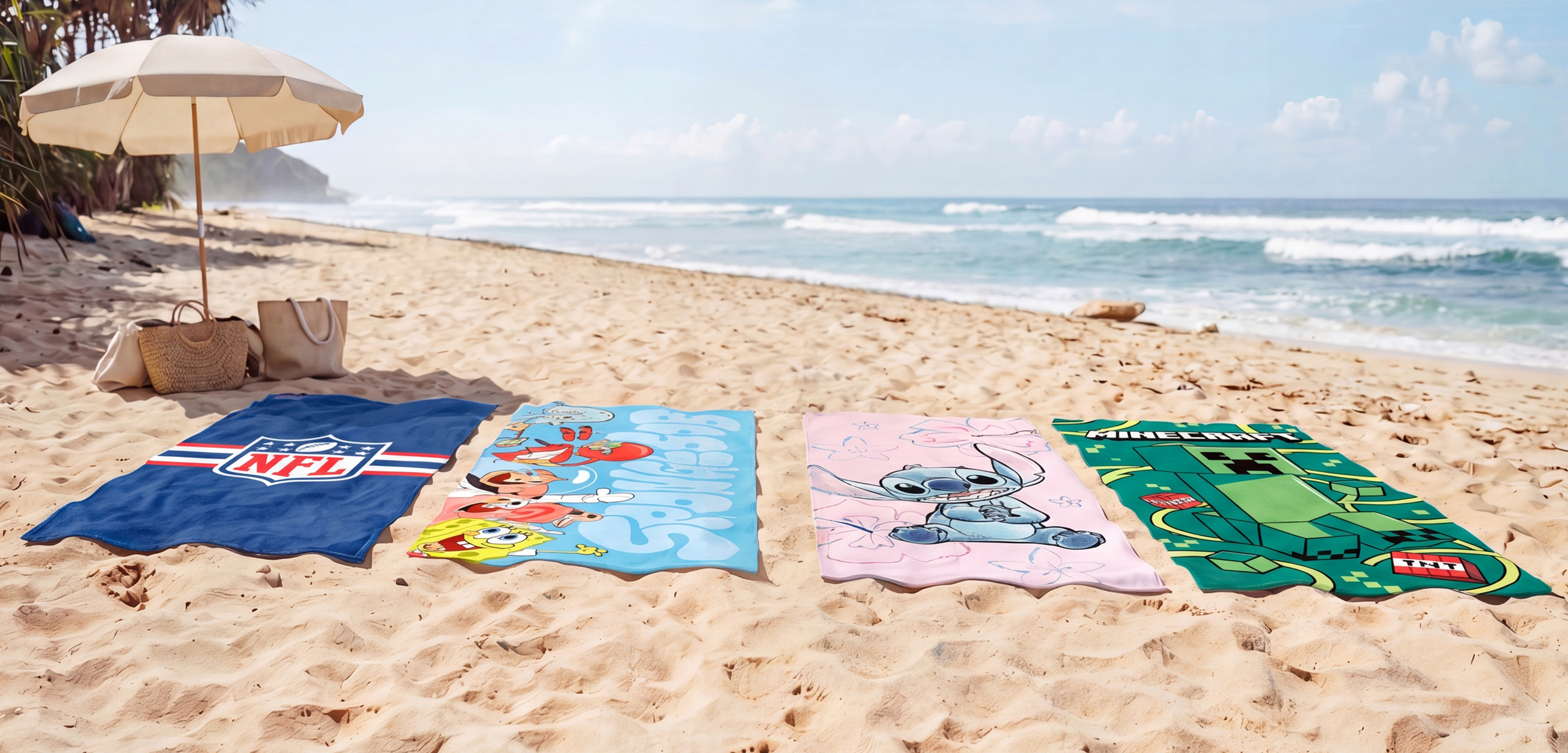 verschiedene Strandtücher liegen am Strand